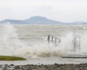 Megbillent a Balaton víztükre