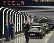 Megnyitotta első európai üzemét a Tesla