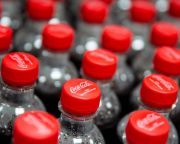 A Coca-Cola évi 230 tonnával csökkenti a műanyagfelhasználását