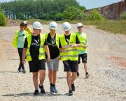 Vetélkedő fiatalokkal telt meg a cementgyár