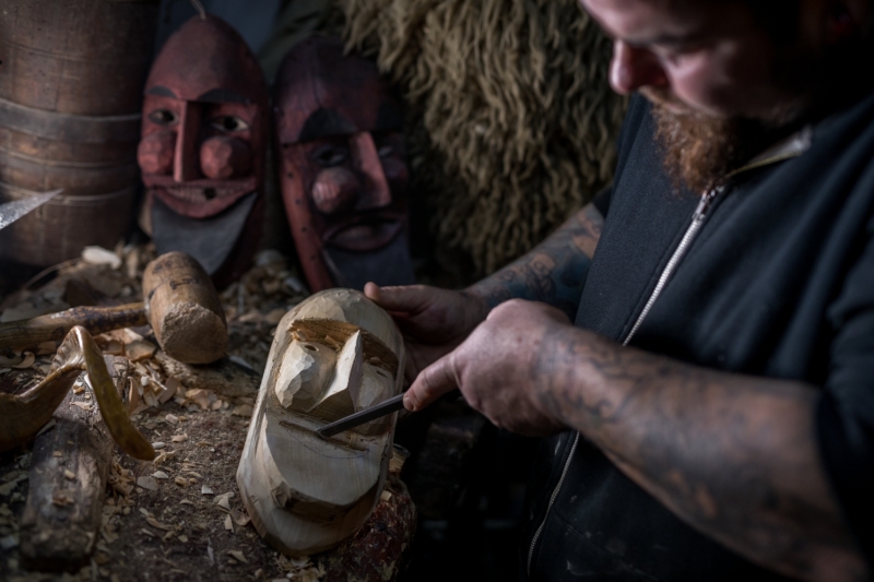 Busó mask carver